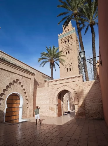 Viagem por África junto à Mesquita Koutoubia em Marraquexe